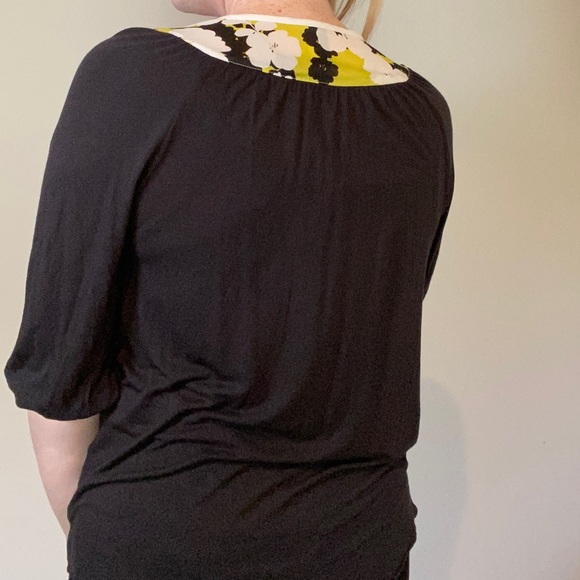 Kensie short sleeve top with floral pattern and tiny buttons - Picture 5 of 6